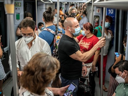 Decenas de pasajeros en los vagones de la línea 10 de Metro de Madrid, a finales de agosto.