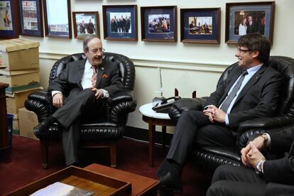 Puigdemont con el congresista demócrata Engel, el martes en Washington