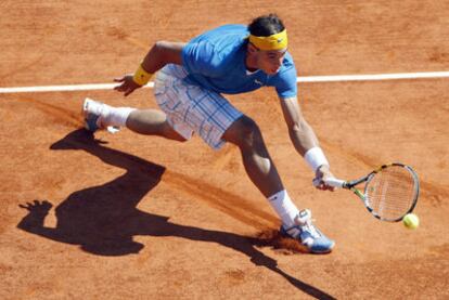 Rafael Nadal, en una devolución forzada durante su enfrentamiento a Thiemo de Bakker.