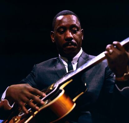 El guitarrista Wes Montgomery durante una actuación con su cuarteto en el programa de la BBC 'Jazz 625', en Londres, el 25 de marzo de 1965.