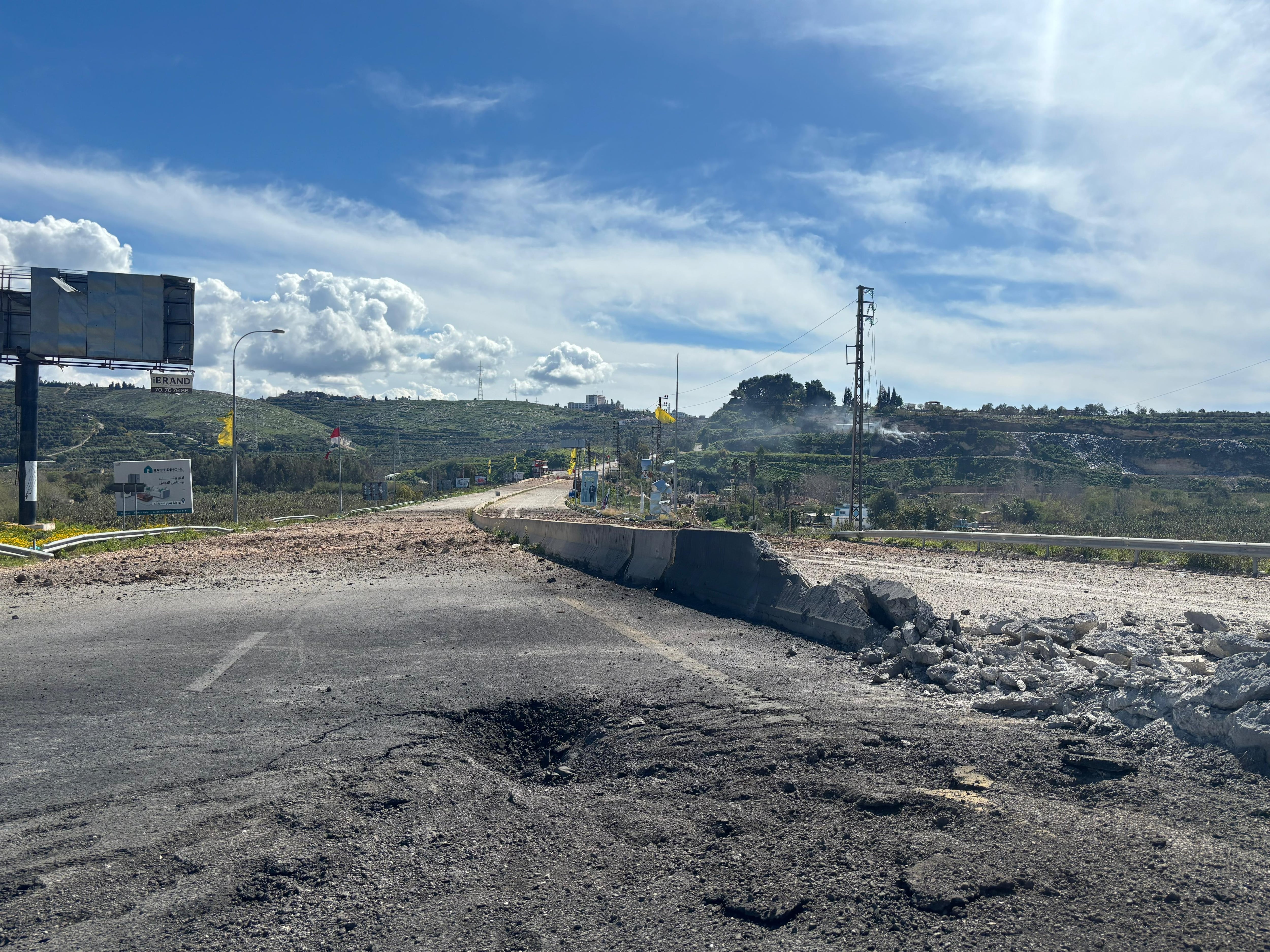 Varios impactos de misil tras el bombardeo israelí de la principal autopista que conecta el sur de Líbano con el resto del país.