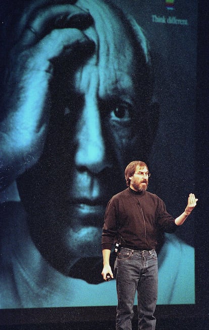 Steve Jobs durante la MacWorld Expo, en 1998 en San Francisco, con la imagen de Picasso al fondo, parte de la campaña “Think Different”, de Apple