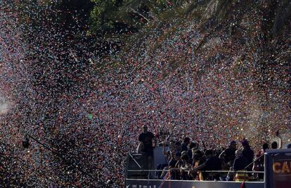 Els jugadors del FC Barcelona durant la celebració amb l'afició del nou títol de Lliga.