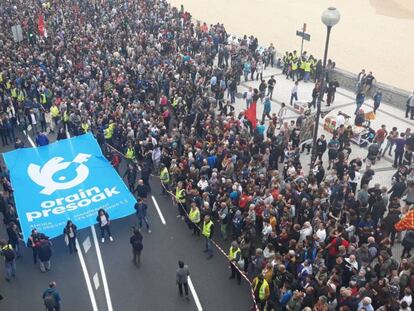 La manifestación a favor de los presos de ETA, a su paso por el paseo de La Concha de San Sebastián.