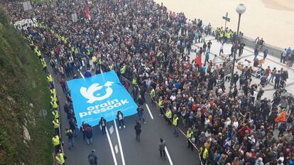 La manifestación a favor de los presos de ETA, a su paso por el paseo de La Concha de San Sebastián.