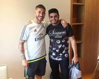 Laarbys, con Sergio Ramos en Valdebebas, la primera vez que le cortó el pelo en 2014.