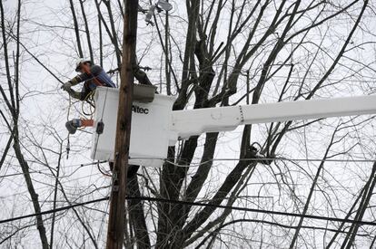 En Baltimore, varios operarios intenta arreglar los tendidos eléctricos. 