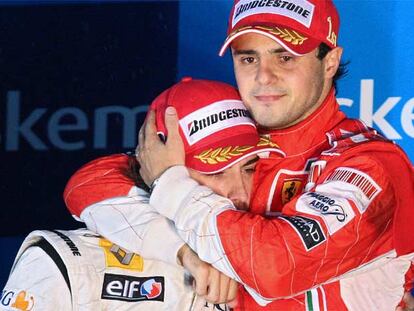 Massa, inconsolable, ahoga con su abrazo a Fernando Alonso.