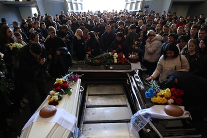 Entierro el lunes de Danylo Khudia, 17 años, y sus padres, Oleg (49) y Victoria (46), tres de los 12 muertos en el mayor bombardeo ruso sobre Kiev desde el pasado verano.