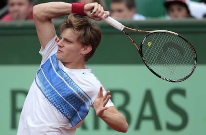 David Goffin trata de devolver una bola ante Federer.