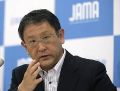 El presidente de Toyota Motor Corp. y director de Japan Automobile Manufacturers Association Inc., Akio Toyoda, habla hoy, jueves 20 de septiembre de 2012, durante una conferencia de prensa en Tokio (Japón).