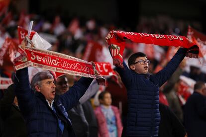 Aficionados del Sevillo Fútbol Club en un partido ante el PSV Eindhoven.