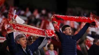 Aficionados del Sevillo Fútbol Club en un partido ante el PSV Eindhoven.