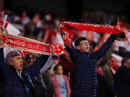 Aficionados del Sevillo Fútbol Club en un partido ante el PSV Eindhoven.