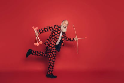 Un hombre disfrazado de Cupido. Getty Images