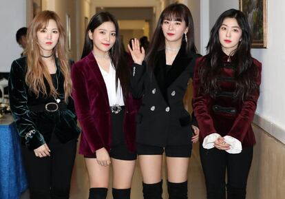 O grupo musical Red Velvet posa após sua atuação no Grand Theatre de East Pyongyang.