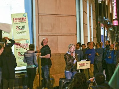 La CUP pega carteles en el edificio MWC junto a trabajadores de Movistar. 