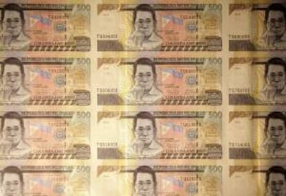 Aspecto de una hoja de billetes de quininetos pesos (8.35 euros) sin cortar, con la imagen del fallecido senador Benigno "Ninoy" Aquino. EFE/Archivo