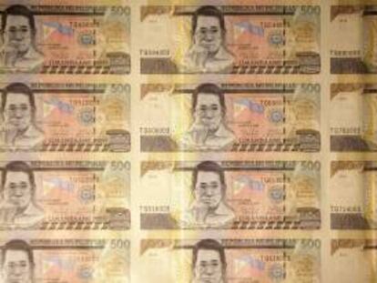 Aspecto de una hoja de billetes de quininetos pesos (8.35 euros) sin cortar, con la imagen del fallecido senador Benigno "Ninoy" Aquino. EFE/Archivo
