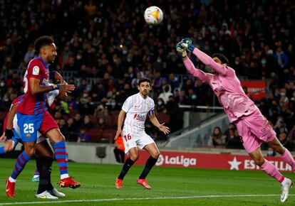 Bono despeja el balón ante la mirada de Navas y Aubameyang.