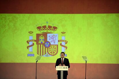 El secretario general del PSOE, Pedro Sánchez, pronuncia su discurso durante su presentación como candidato a la presidencia del Gobierno ante una gran bandera de España. La presencia de la insignia nacional centró el debate en los días posteriores al acto.