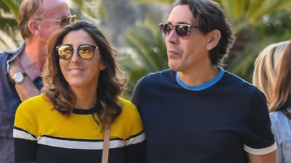 La actriz Paz Padilla y Antonio Vidal pasean por Marbella en marzo de 2019.