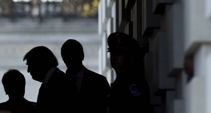 Trump sale del edificio del Capitolio, el 10 de noviembre.