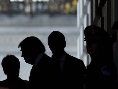 Trump sale del edificio del Capitolio, el 10 de noviembre.