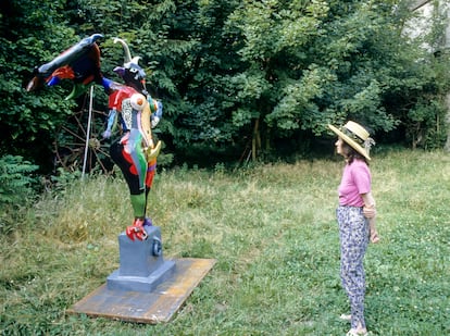 Niki contempla la escultura del Diablo antes de trasladarla al Jardín del Tarot.