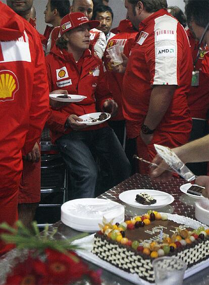 Kimi Raikkonen celebra su último cumpleaños vestido como piloto de Ferrari. La llegada de Fernando Alonso a la escudería italiana deja sin hueco al piloto de 30 años, que apunta firmemente a McLaren