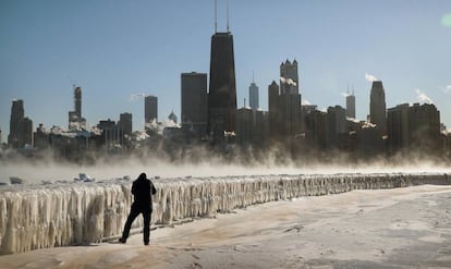 Un hombre fotografía un lago congelado en Chicago.