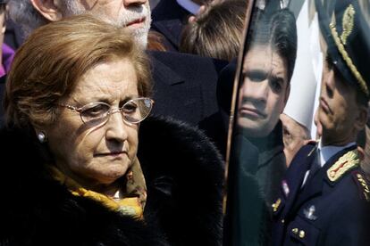 La madre del agente Nicola Calipari despide los restos mortales de su hijo muerto en Irak.