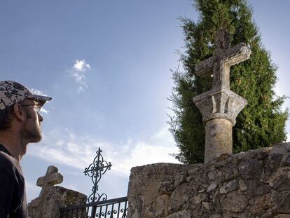 La cruz gótica del cementerio de Redueña, cuyos habitantes protegen con celo ante el riesgo de que pueda ser robada.