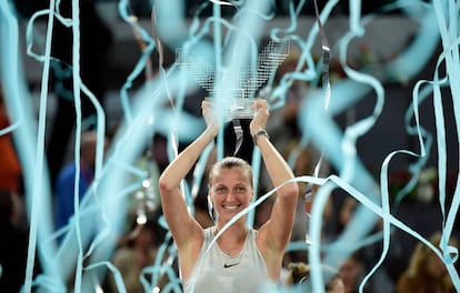 Kvitova eleva el trofeo de campeona en la Caja Mágica.