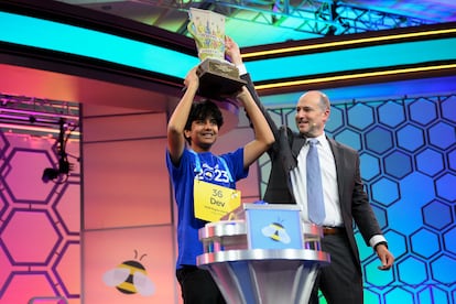 Dev Shah levanta su trofeo tras ganar la final del National Spelling Bee, el jueves en National Harbor (Maryland).