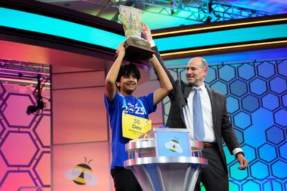 Dev Shah levanta su trofeo tras ganar la final del National Spelling Bee, el jueves en National Harbor (Maryland).