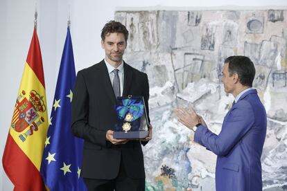 
El presidente del Gobierno, Pedro Sánchez, entregó este jueves la Gran Cruz de la Real Orden del Mérito Deportivo al exjugador de baloncesto Pau Gasol. “Nadie ha encarnado mejor lo que es una persona de equipo que Pau”, aseguró.