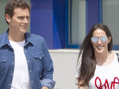 Albert Rivera y Malú, a la salida de un hospital madrileño, el viernes.