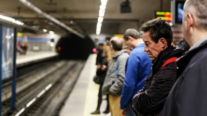 Viajeros en  la estaci&oacute;n de metro de Atocha, en Madrid.
 
 
 