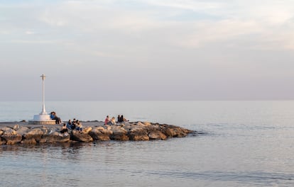 Atardecer en los espigones de la playa de Pedregalejo.