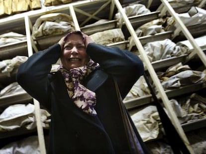 Aida Civic,refugiada bosnia, horrorizada tras entrar, en diciembre de 2002,  en un dep&oacute;sito con los restos de casi 3.500 asesinados, la mayor&iacute;a de Srebrenica.  