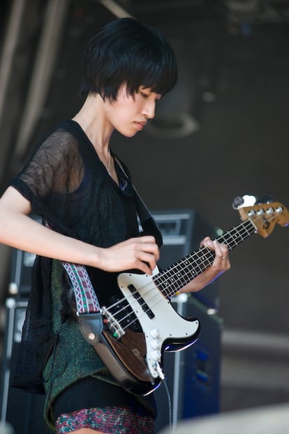 Yuri Zaikawa, otro de los miembros del trío japonés Nisennenmondai, en el escenario del Poble Espanyol.