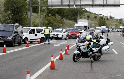 Control de la Guardia Civil de Trafico en la salida de Madrid por la A-1 para identificar desplazamientos no justificados.