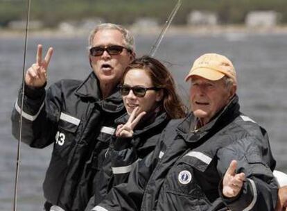 El presidente Bush, su hija Barbara y su padre regresan de una jornada de pesca ayer en Kennebunkport.