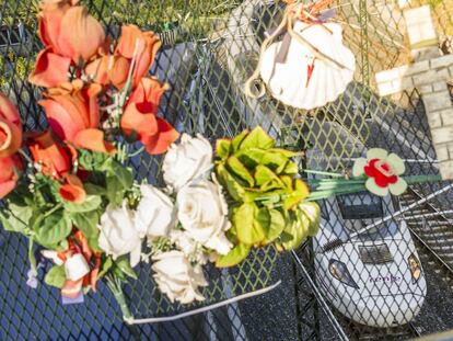 Ramos de flores en una valla de seguridad recuerdan a los fallecidos en el accidente a la altura de la curva de Angrois (Santiago).