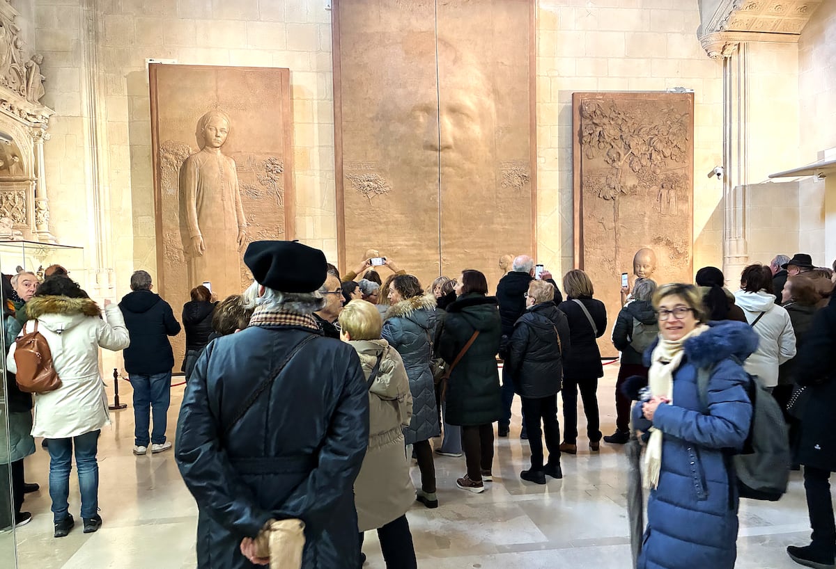 Las nuevas puertas de la catedral de Burgos, de Antonio López, gustan pero dividen sobre su ubicación: “Habrá que verlas en su lugar”