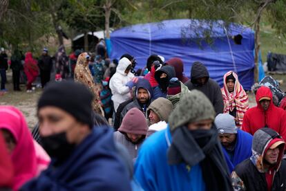 Miles de migrantes, que buscan ingresar a Estados Unidos por alguna de las ciudades fronterizas mexicanas, han tenido que enfrentar la ola de frío que ha golpeado a la franja norte de el país. En la imagen, mirgantes venezolanos hacen fila para recibir café caliente en un campamento en la ciudad de Matamoros, el 23 de diciembre de 2022.