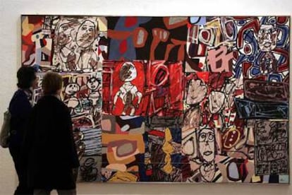 Dos visitantes ante la obra <i>Vicisitudes</i> (1977), de Jean Dubuffet, que se exhibe en la exposición <i>Maestros del collage. </i>