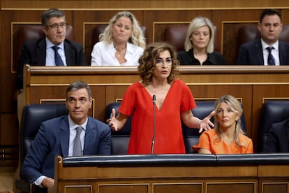 La vicepresidenta primera del Gobierno y ministra de Hacienda, María Jesús Montero, durante su intervención en el Congreso. 