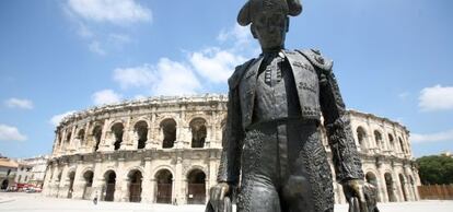 Escultura de un torero ante la plaza de toros del anfiteatro romano de Nimes (Francia).